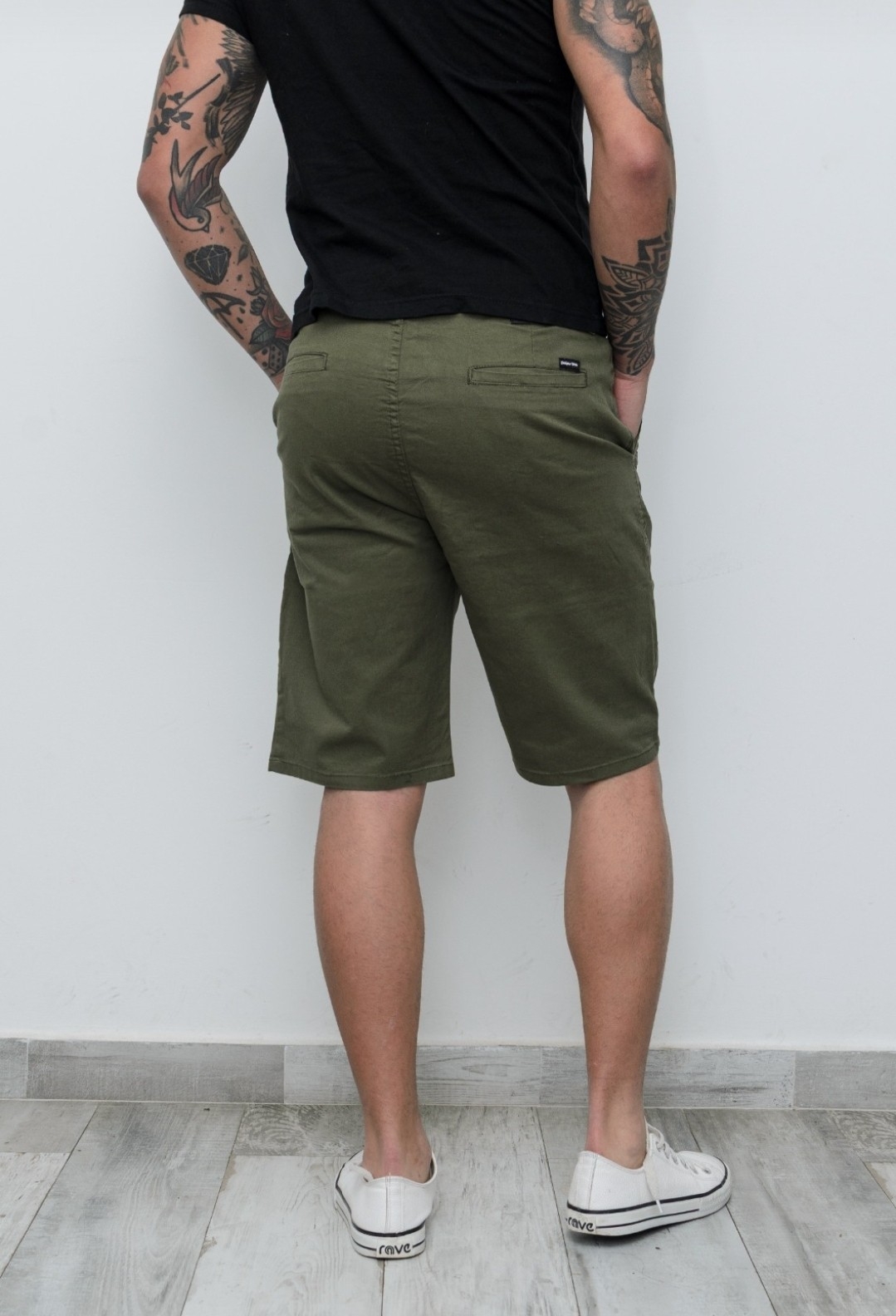 Bermuda Corte Chino Color Verde Militar - Imagen 2