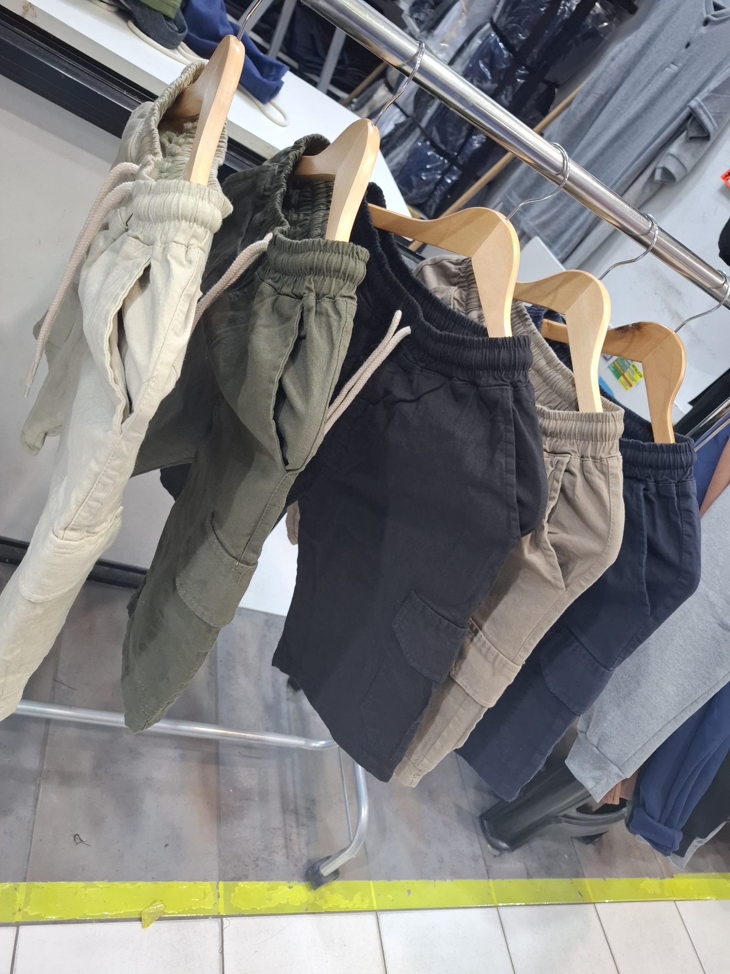 Bermudas  de Gabardina  con Cargo - Imagen 6