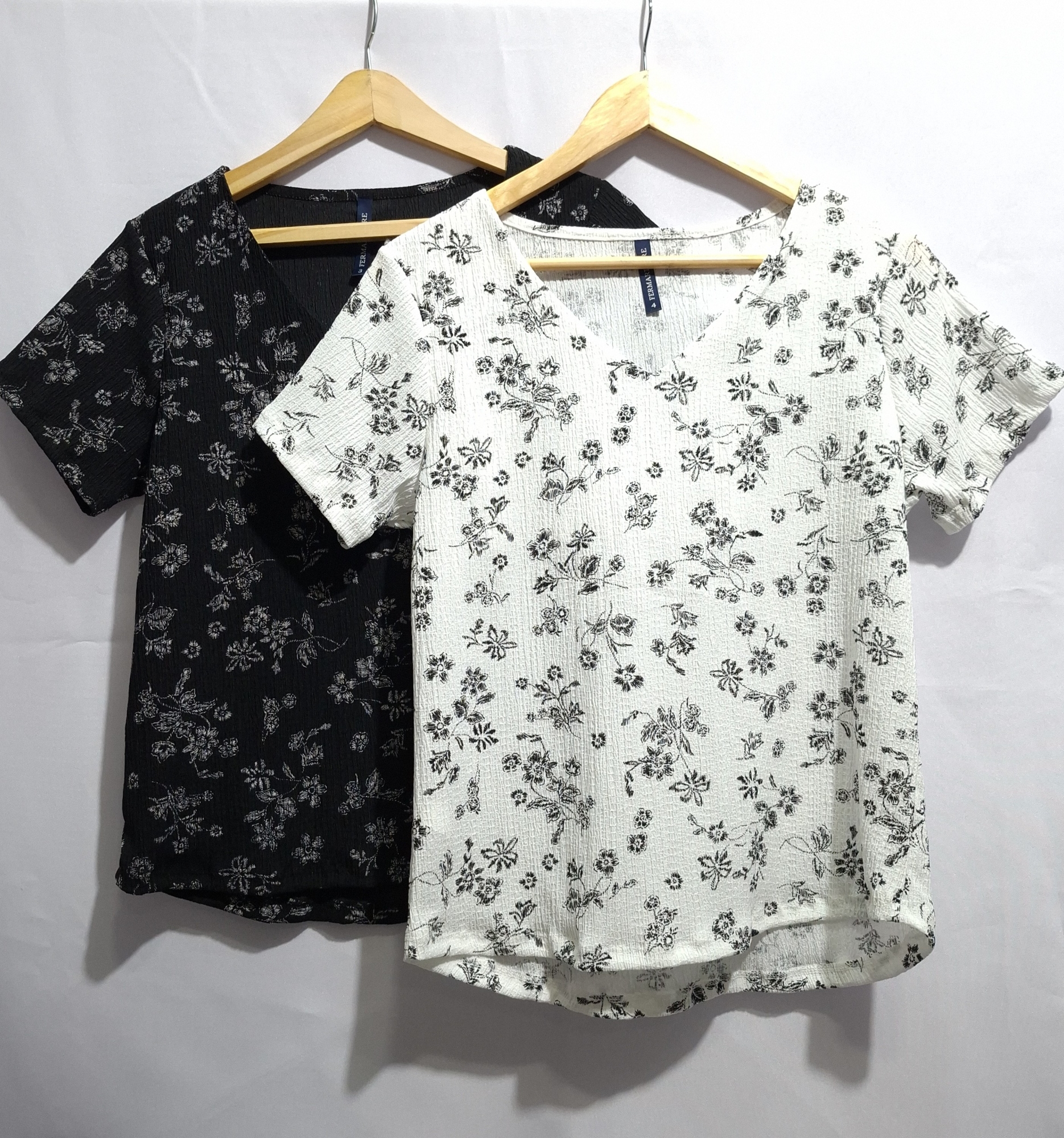 Remera Escote V Hawaii Estampada - Imagen 2