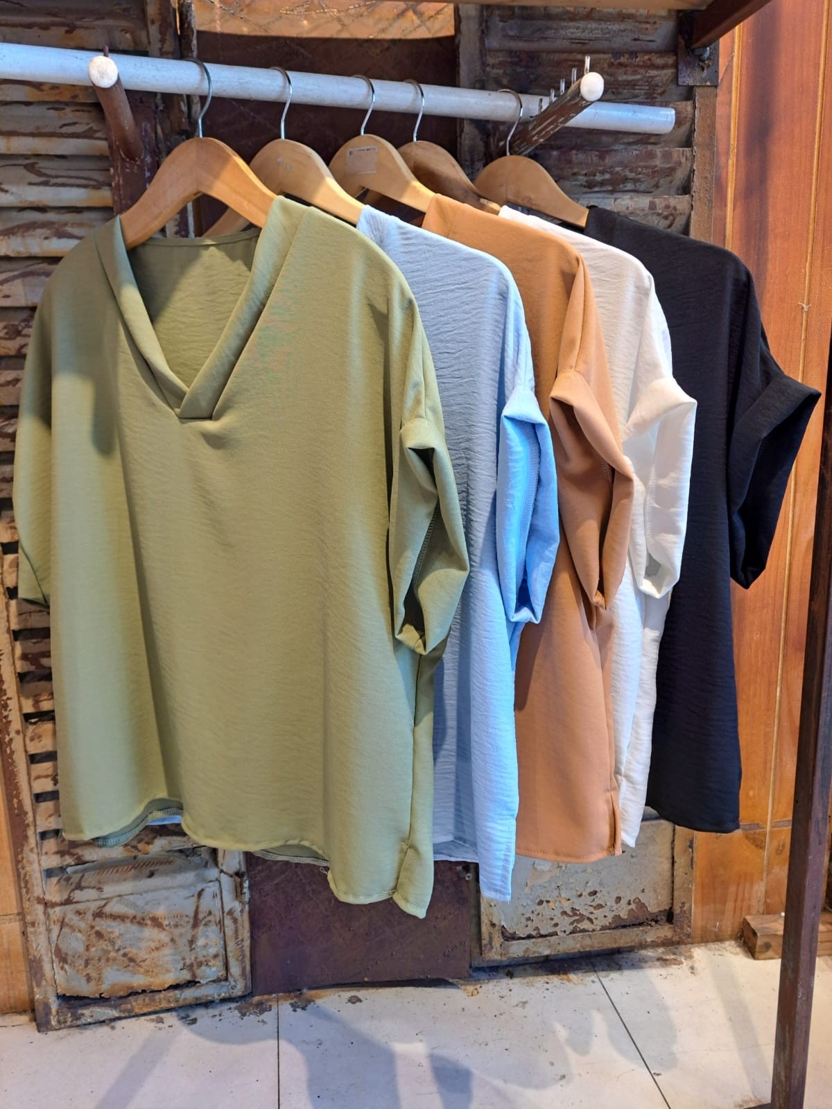 1303 Blusa Crep Cuello V - Imagen 2