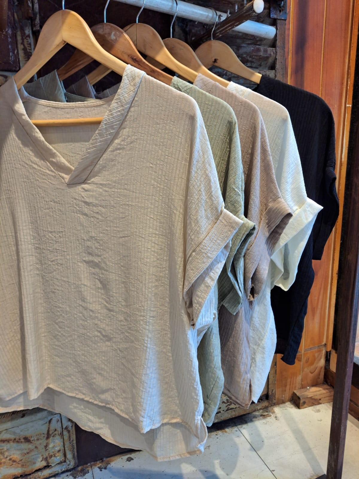 1303 Blusa Crep Cuello V - Imagen 3