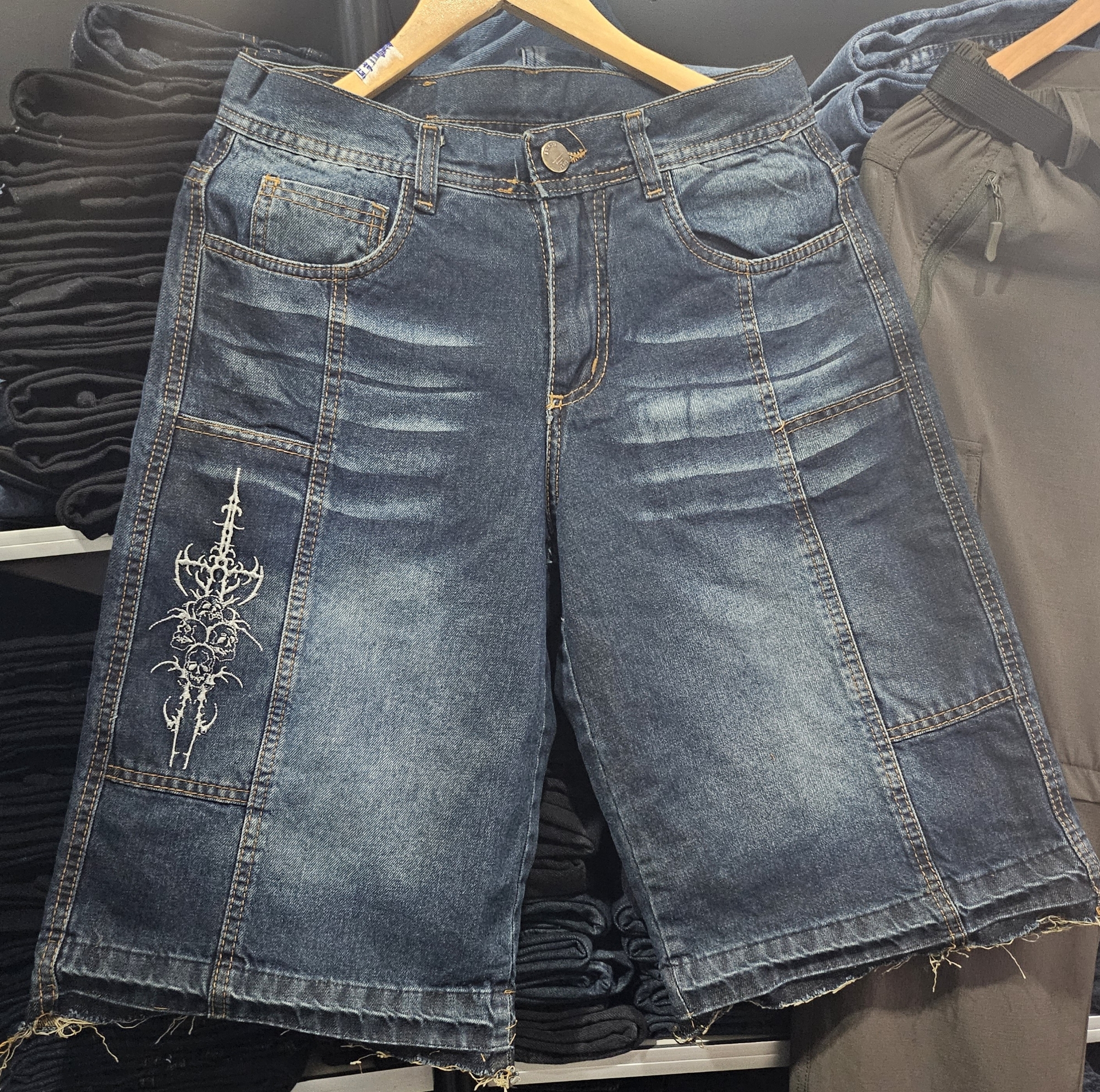 Baggy con Recortes y Bordado  Talles Especiales - Imagen 2