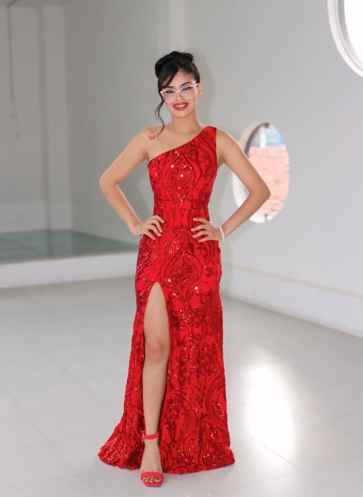 Vestido Angela  Cuello Americano/con un Hombro - Imagen 5