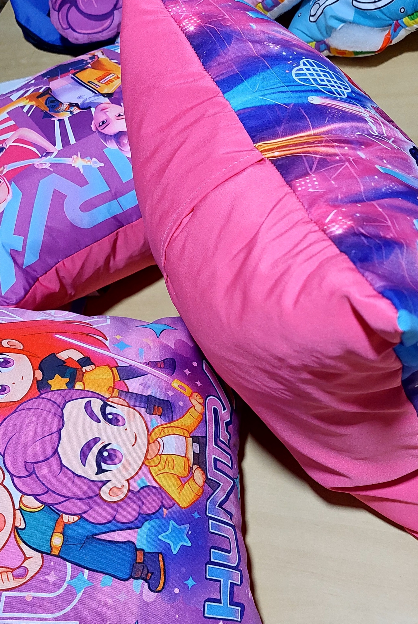 Almohada Huntrix Guerreras K Pop 40x40cm - Imagen 2