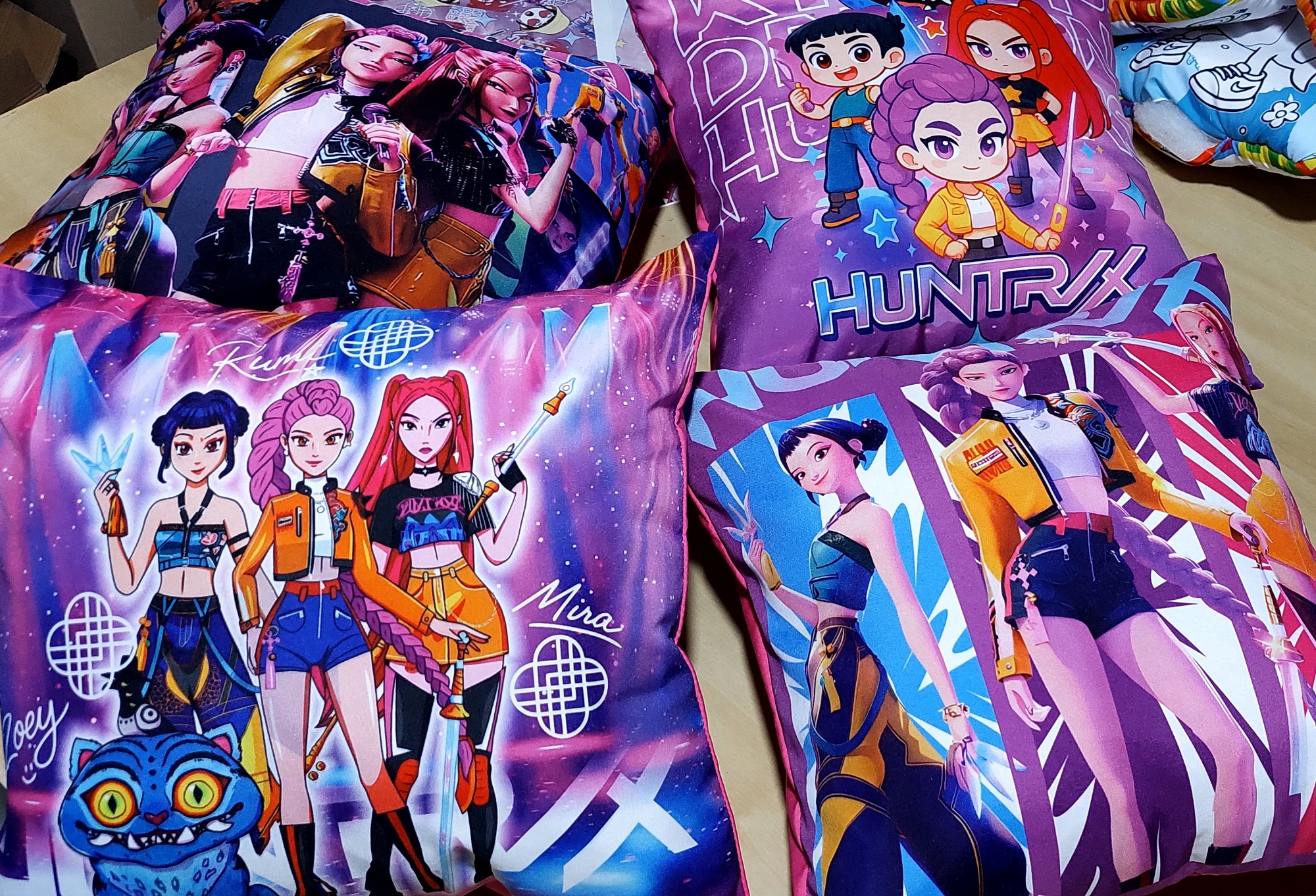 Almohada Huntrix Guerreras K Pop 40x40cm - Imagen 3
