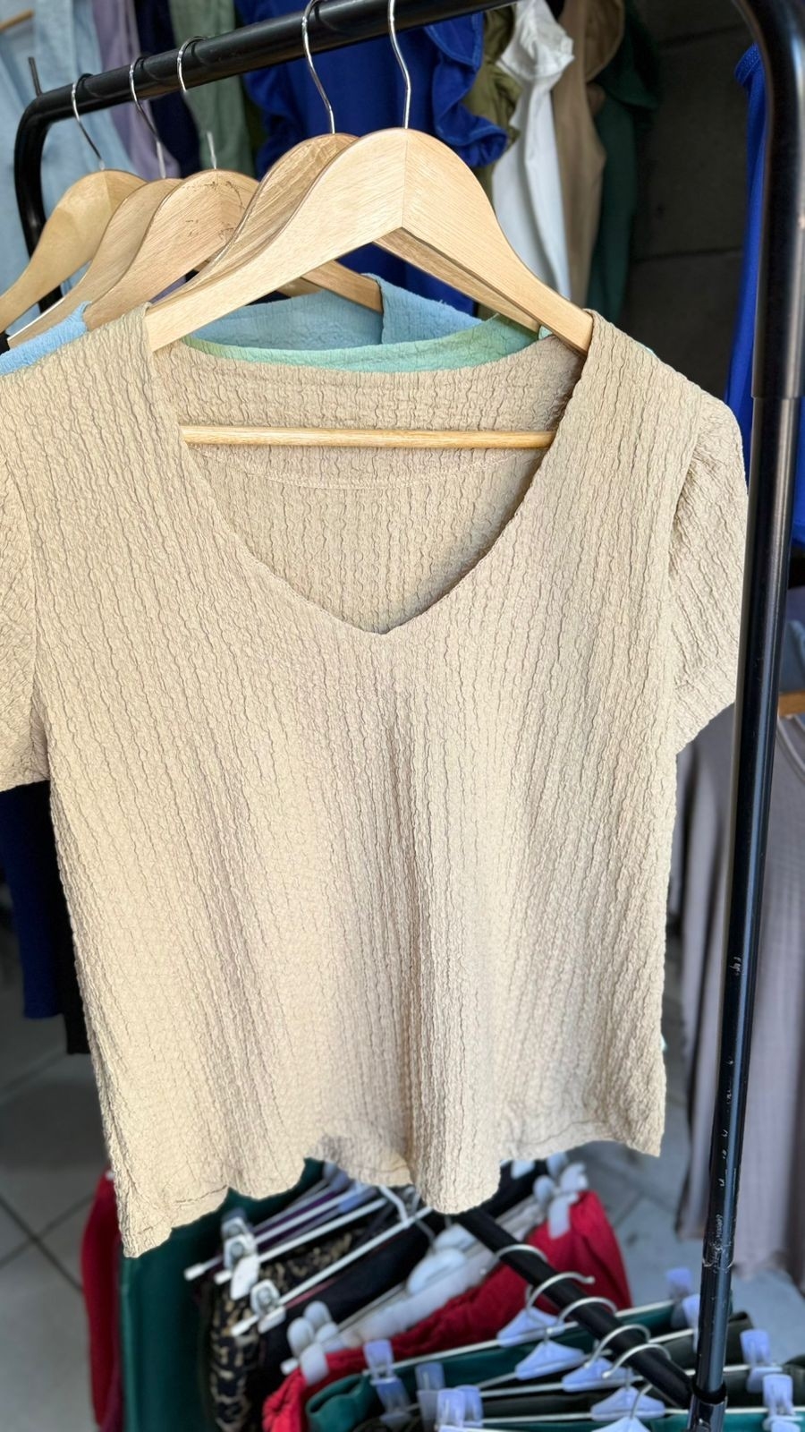 Remera de Brucela en V - Imagen 3