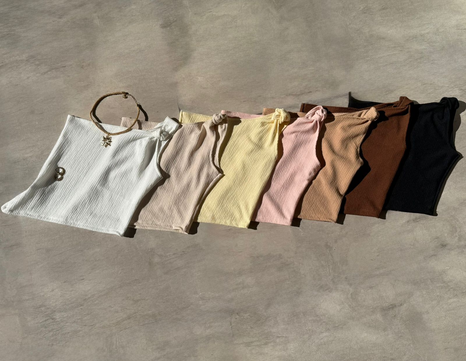 Musculosa Asimétrica Nudo Hawai Cali - ET20%20MUSCULOSA%20ASIMETRICA%20NUDO%20HAWAI%20CALI%20ET20%20%20Mujer%20Colores%20instagram%20tenencia%20verano%202025%202026%20ET%C3%89REO.jpg