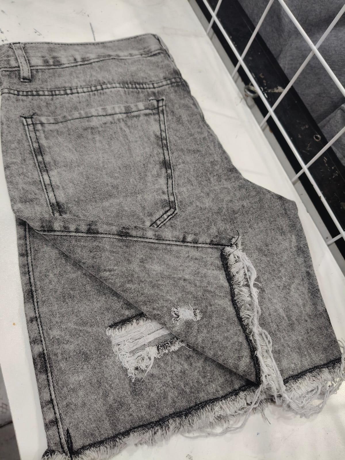 Bermuda de Jeans con Rotura - Imagen 3
