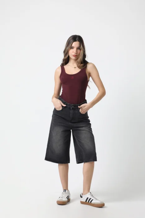 Bermuda Oversize Color Gris con  Bordado Atras Chase My Dream