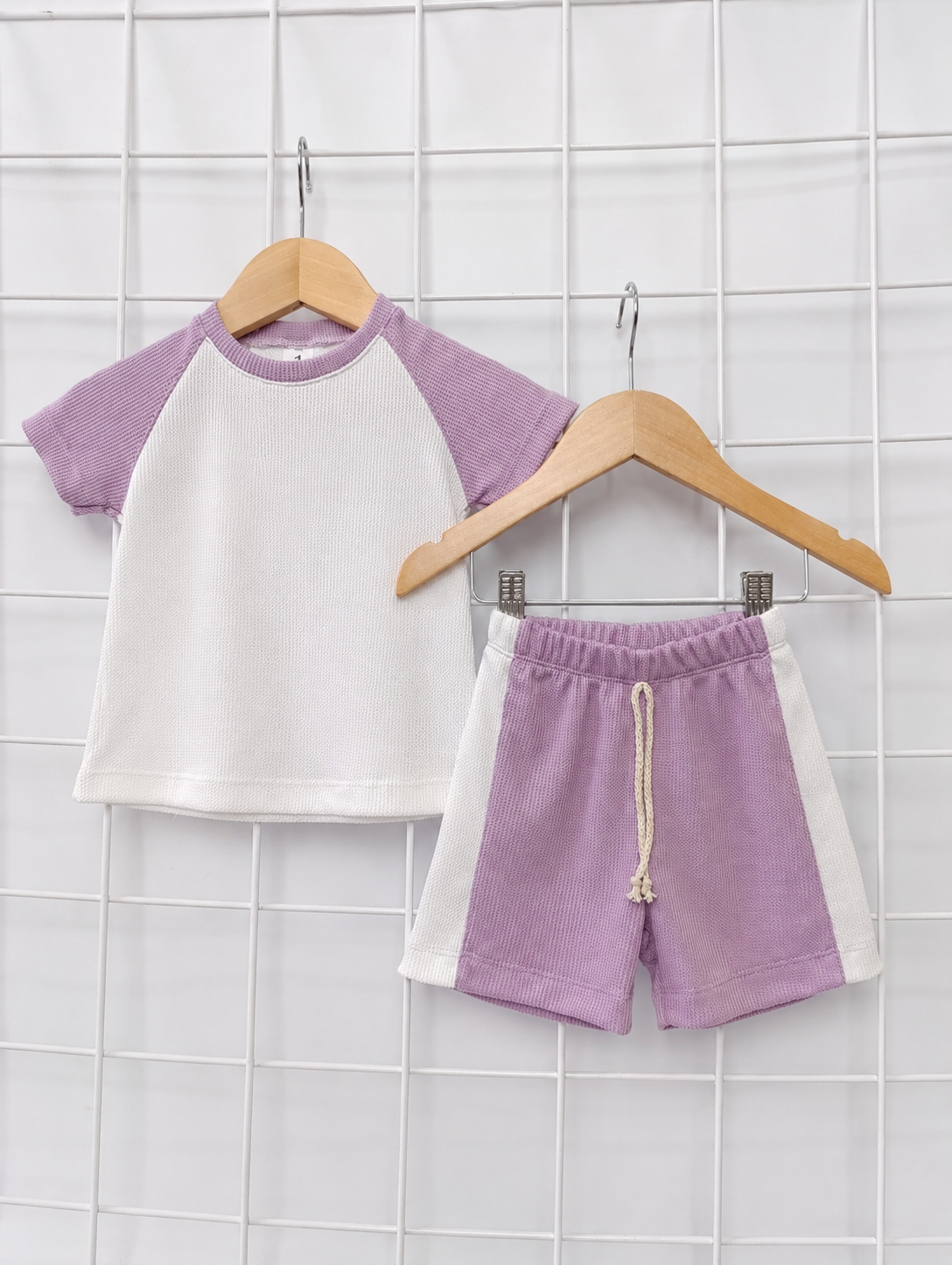 Conjunto Softy - Conjunto%20infantil%20lavanda%20en%20rejilla%20blanca.png