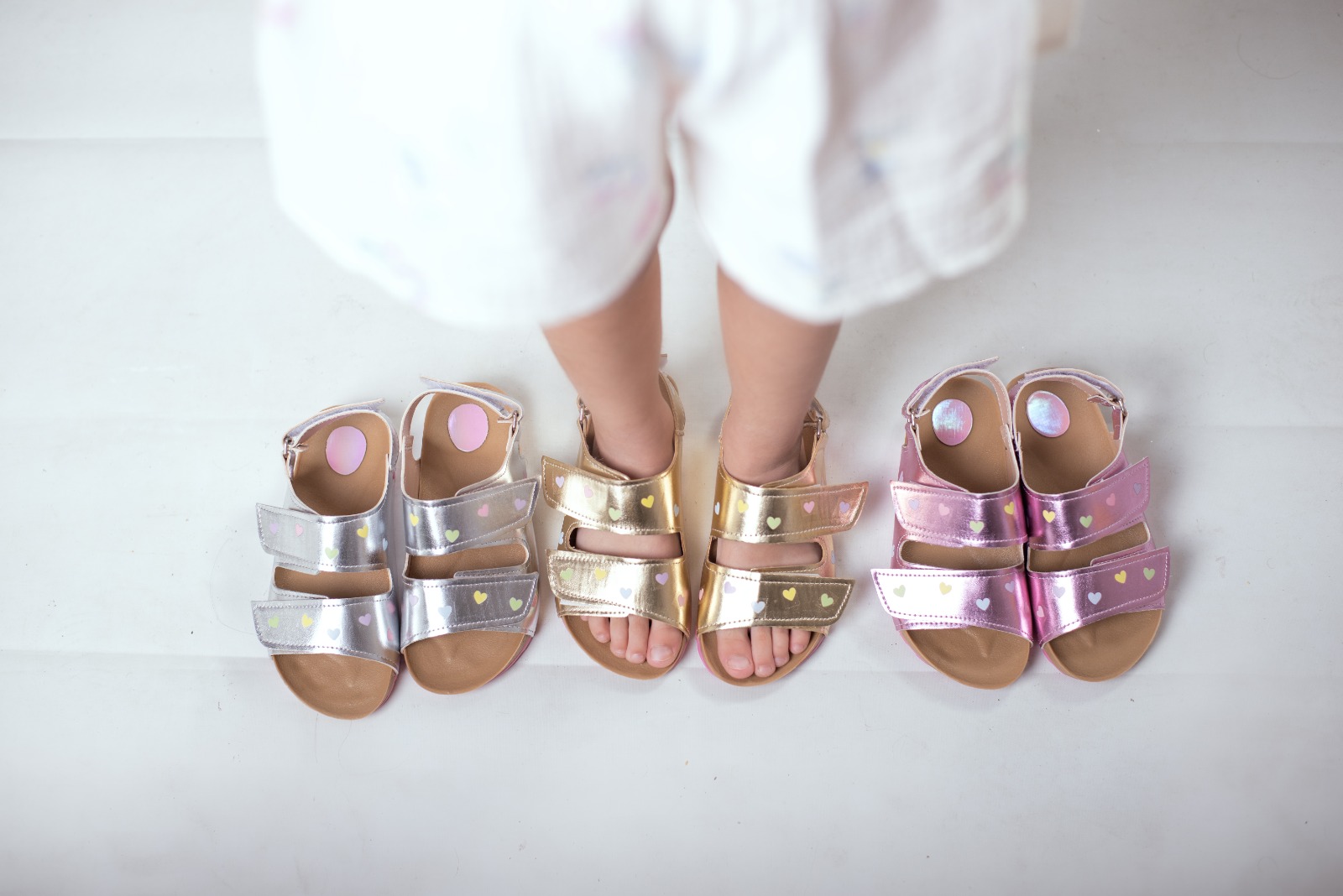 Sandalias Metalizadas Cata Niña Abrojo Velcro con Corazones en Color Pastel. - WhatsApp%20Image%202025-11-27%20at%2015.10.44%20(19).jpeg