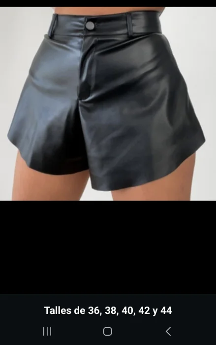 Short Engomado Acampanado