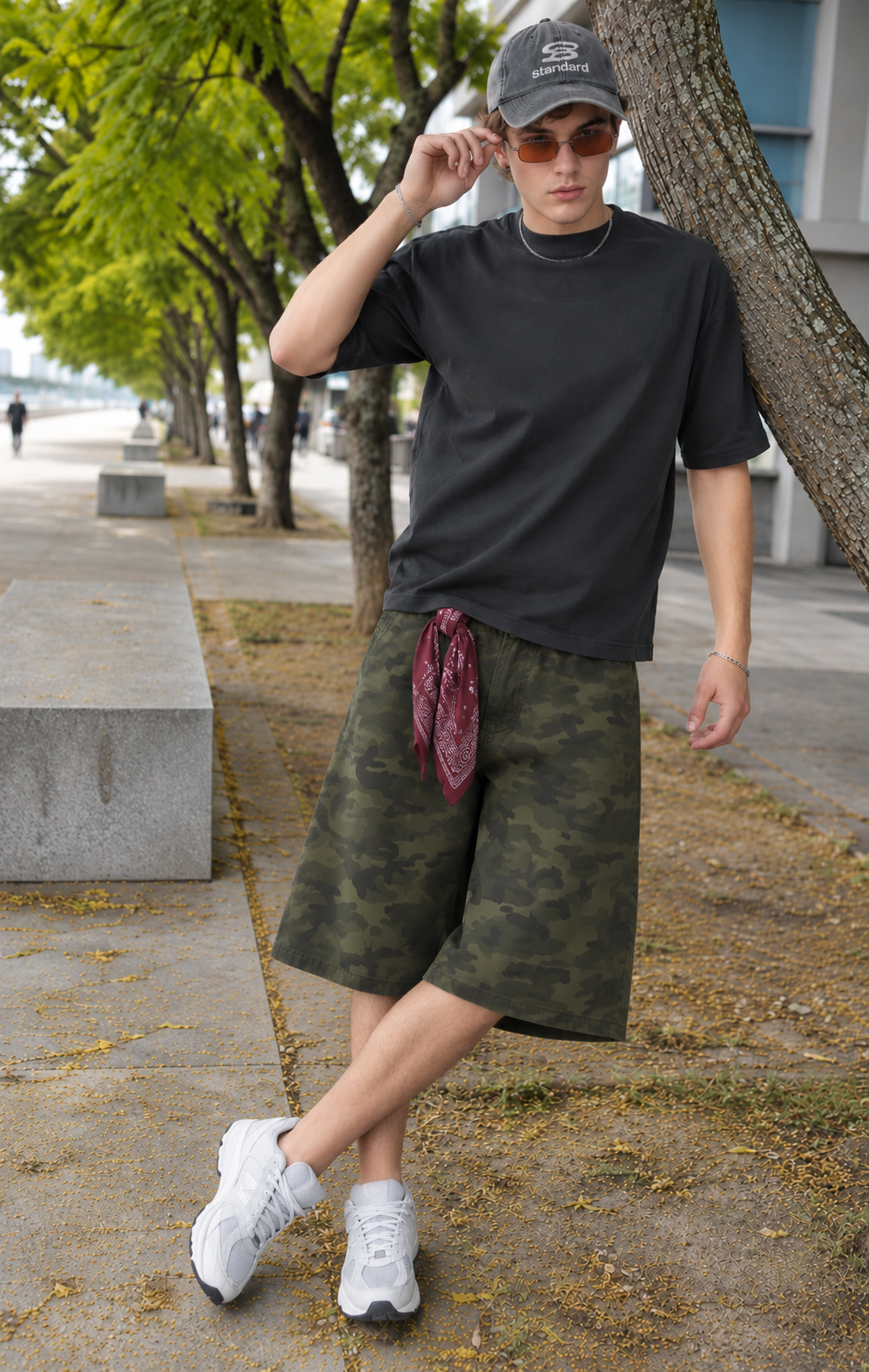 Bermuda Baggy Camuflada - Estilo%20urbano%20junto%20al%20%C3%A1rbol.png