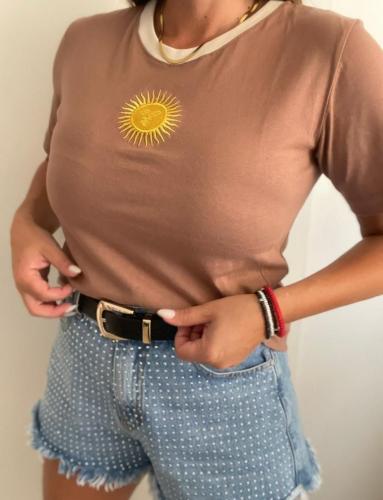 Remera Tendencia Sol Bordado