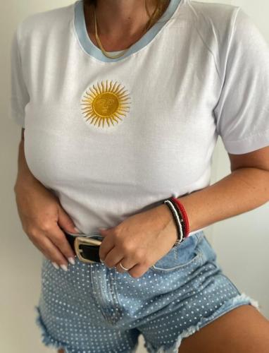 Remera Tendencia Sol Bordado - Miniatura 2