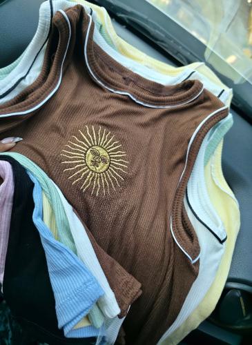 Musculosa Emilia Bordada C/vivo - Miniatura 5