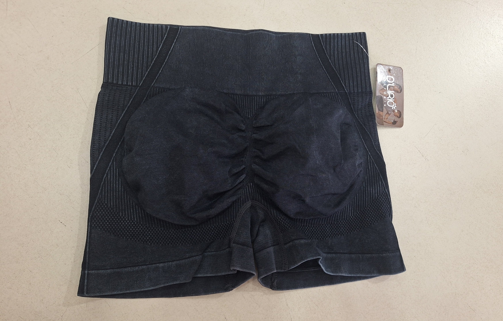 Short Seamless Prelavado con  Frunce, Todos Negros - Imagen 3
