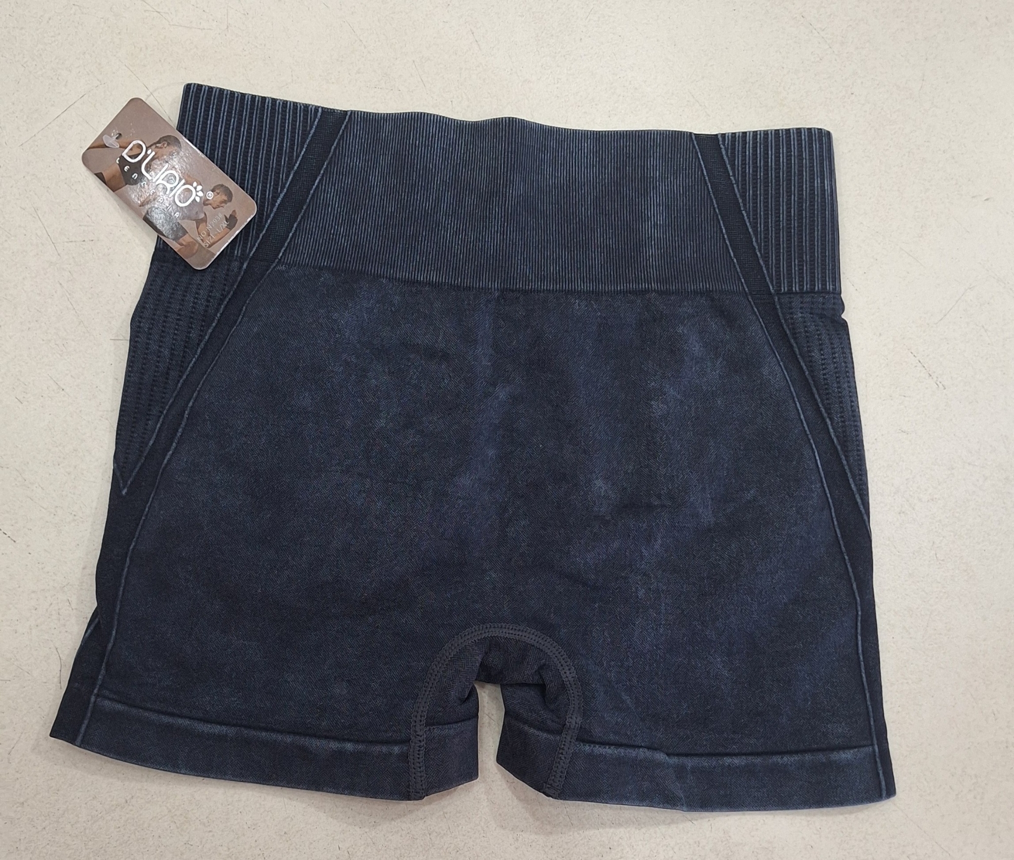 Short Seamless Prelavado con  Frunce, Todos Negros - Imagen 4