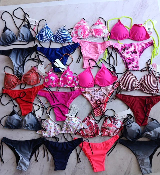 Bikinis por Docena