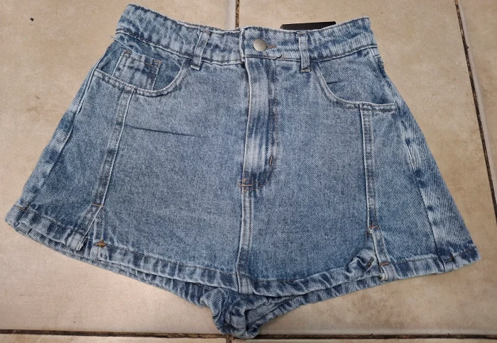 Short Pollera  con Tajito Color Jeans Tela Rigida