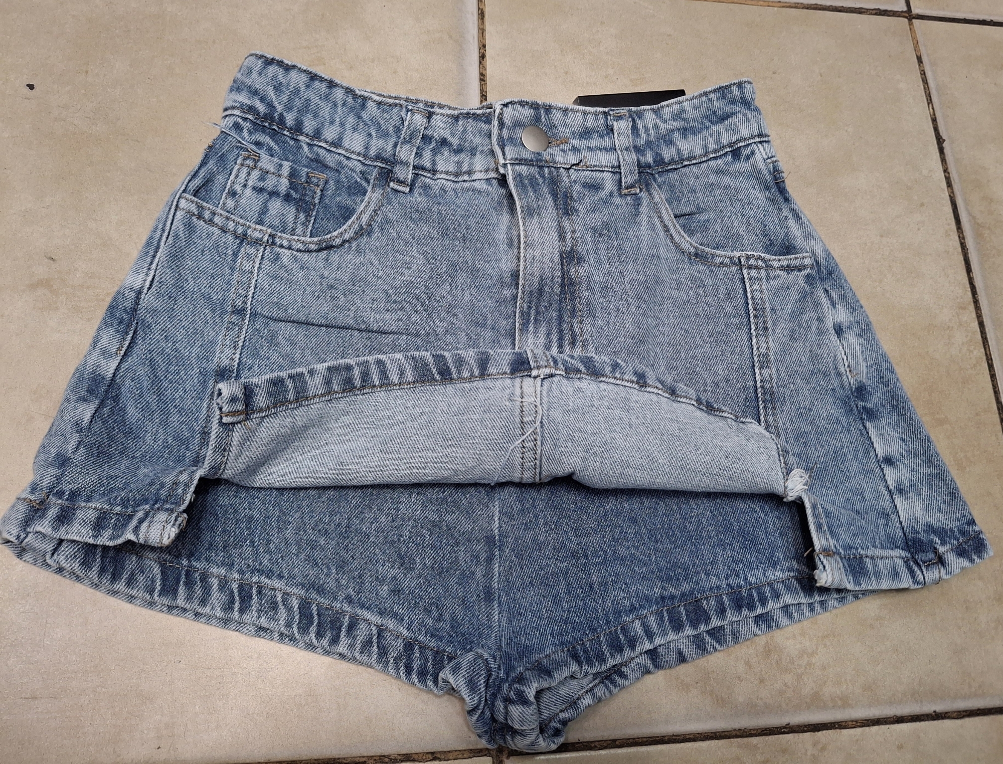 Short Pollera  con Tajito Color Jeans Tela Rigida - Imagen 2