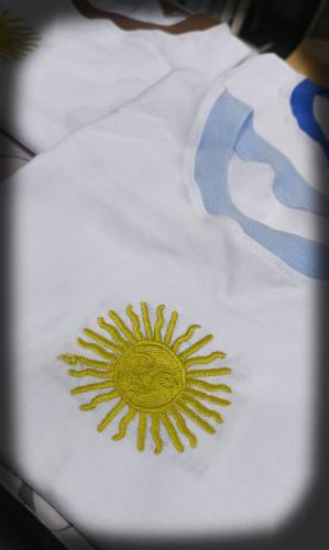 Camiseta Bordada Sol de Mayo de Niños - Miniatura 2