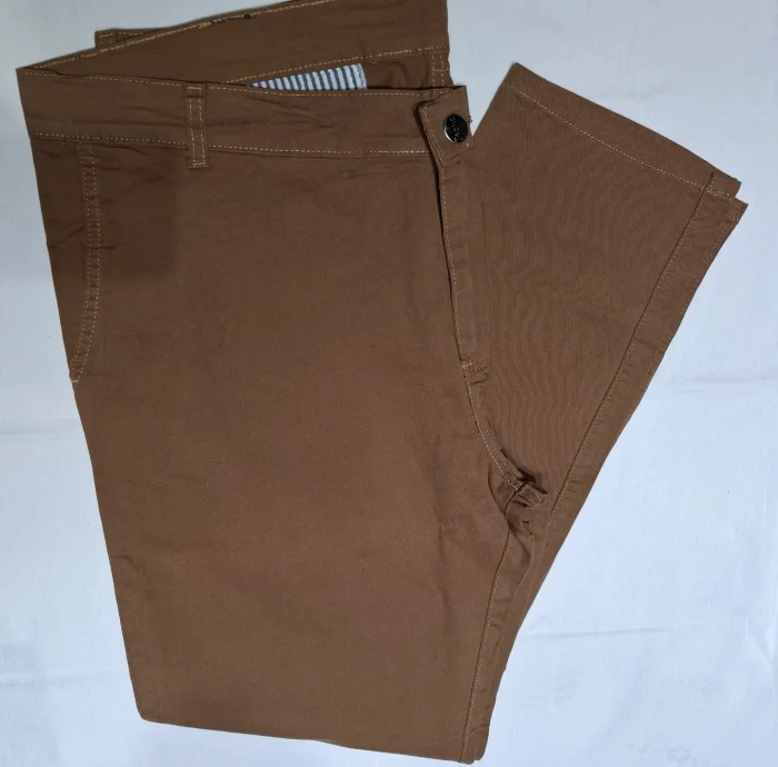 Corte Chino de Gabardina Elastizado Color Almendra