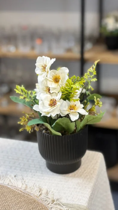 Macetas Base en Negra con Flores
