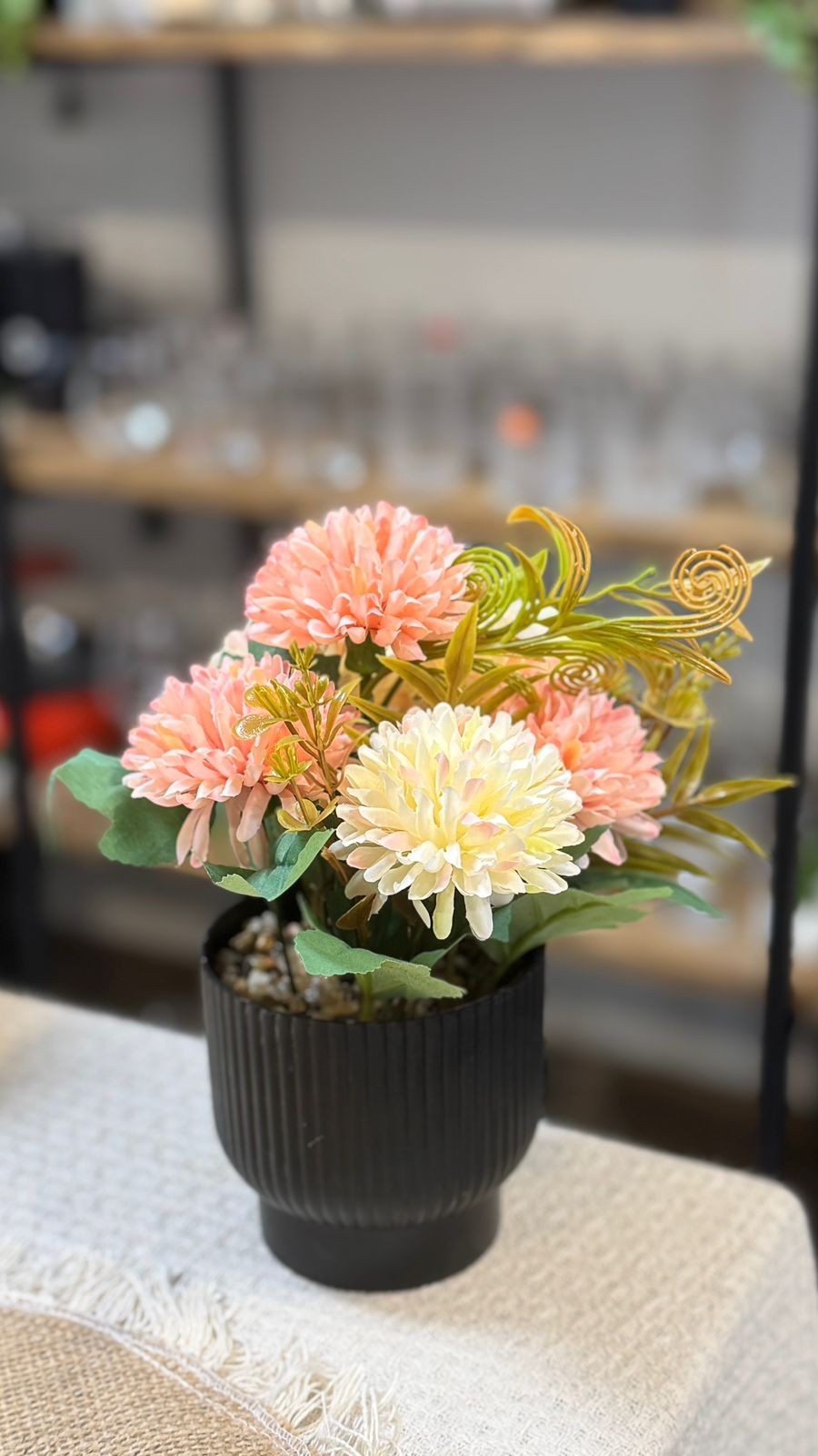 Macetas Base en Negra con Flores - Imagen 3