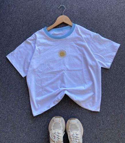 Remera Lisa Bordada Sol de Mayo