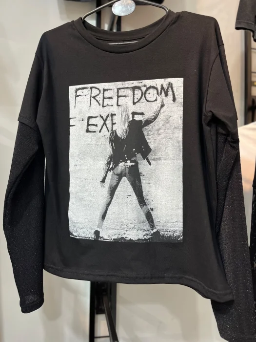 Remera Corte Clásico con Mangas de Tul con Brillo 002 Freedom