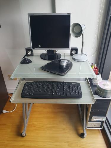 Mesa Pc con Monitor Cpu Teclado Mause Micrófono