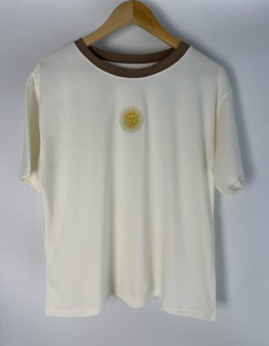 Remera Lisa Sol de Mayo Bordada - Miniatura 5