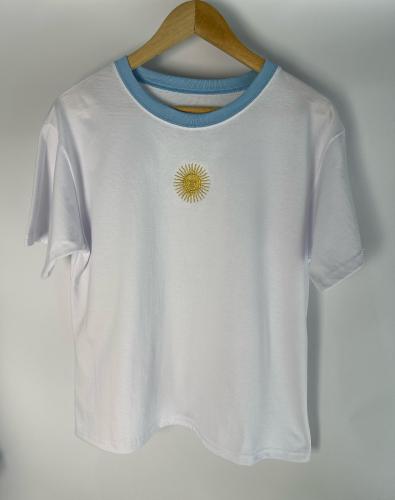 Remera Lisa Sol de Mayo Bordada - Miniatura 6