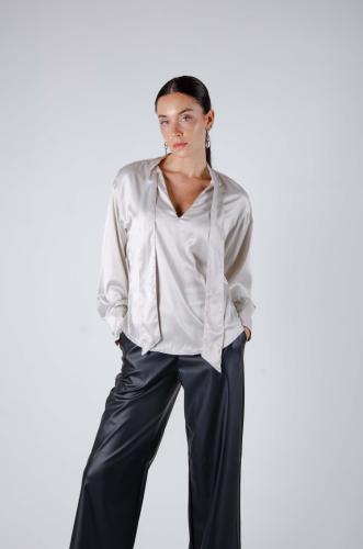 Blusa de Satén Escote en V con Lazo, Hombros Caídos y Mangas Abullonadas.