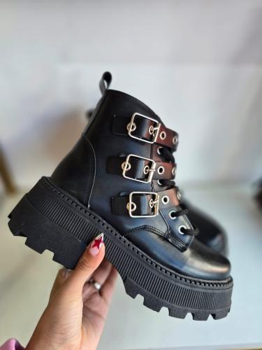 Borcegos con Cintos con Tachas Hanny Plataforma Baja