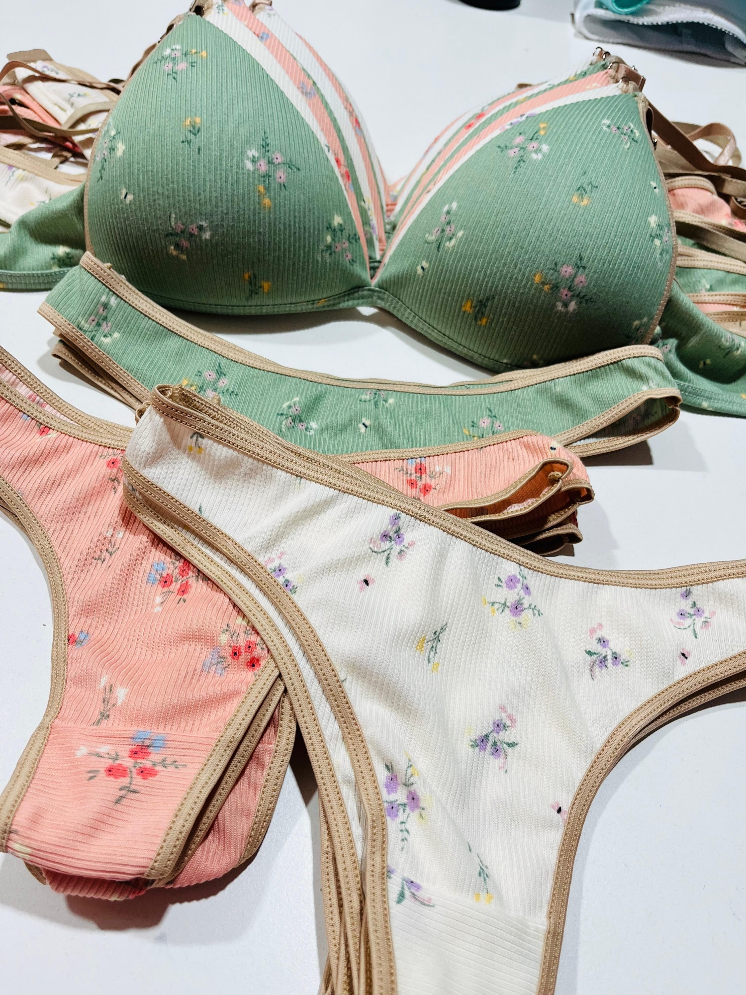 Conjunto Triángulo de Morley Estampado Tonos Pastel - Imagen 3
