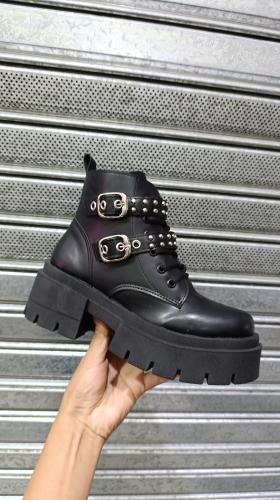 Borcegos con Tachas