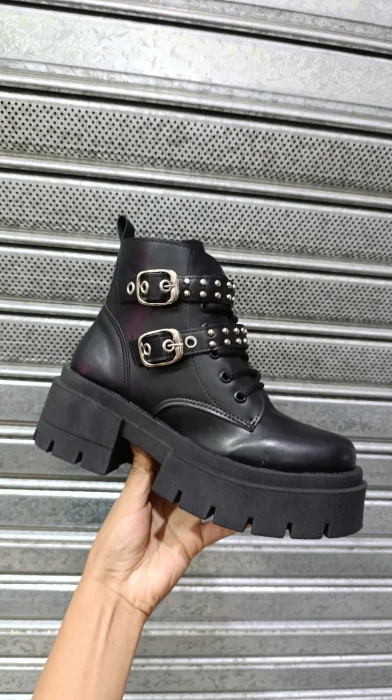 Borcegos con Tachas y Base Alta