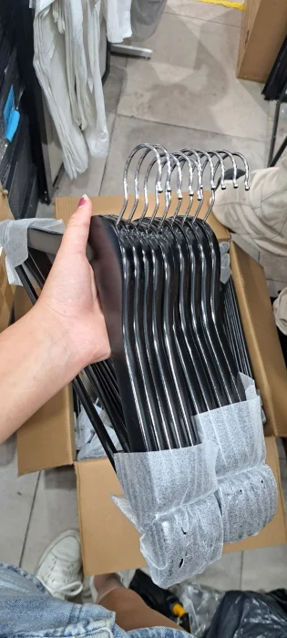 Perchas de Madera Negra Adulto