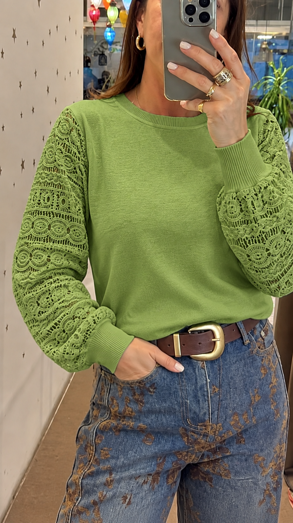 Sweater Manga Calada Calada Cuello Redondo - Selfie%20de%20moda%20con%20su%C3%A9ter%20verde%20y%20encaje.png