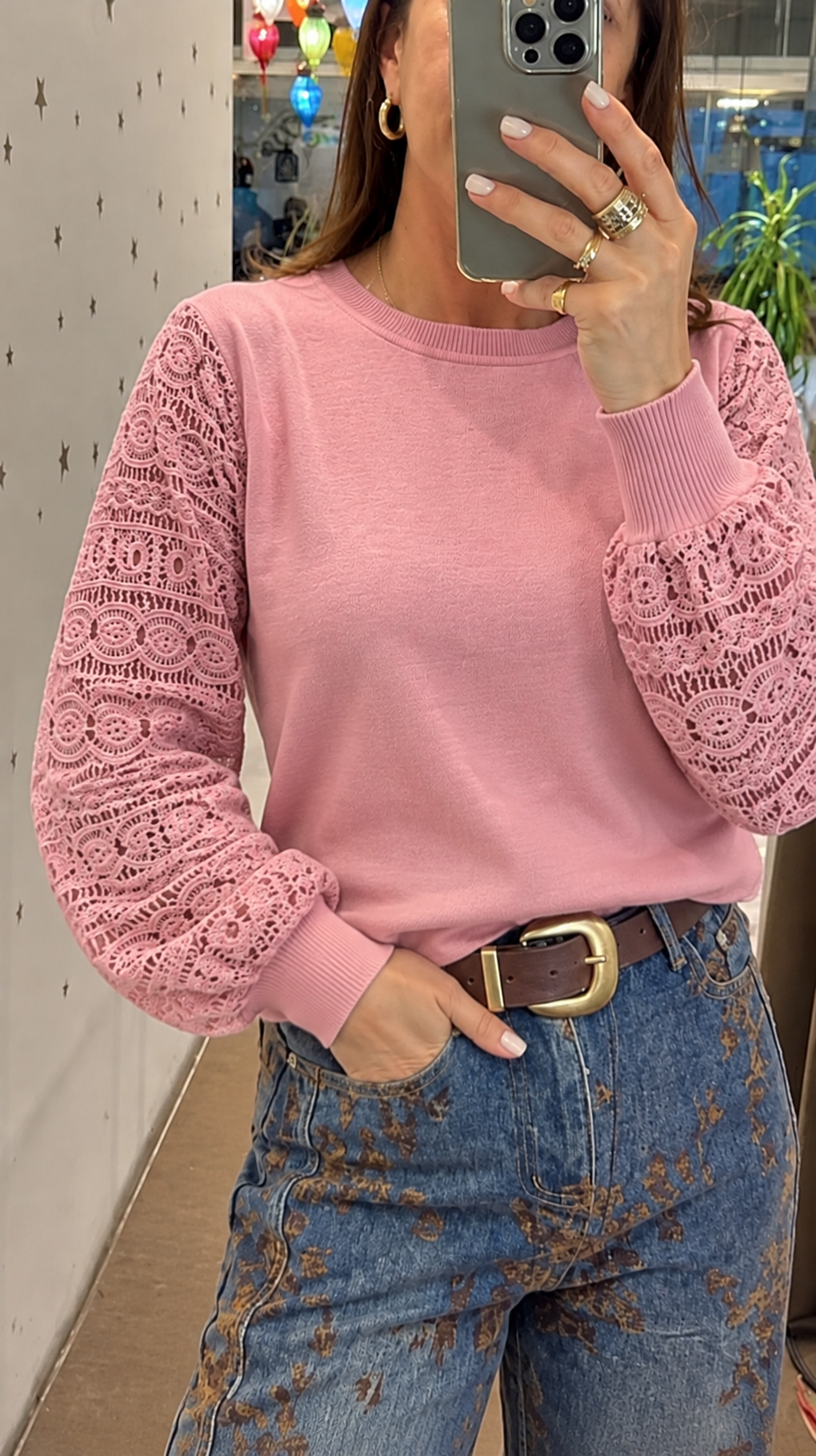 Sweater Manga Calada Calada Cuello Redondo - Selfie%20con%20su%C3%A9ter%20rosa%20de%20mangas%20de%20encaje.png