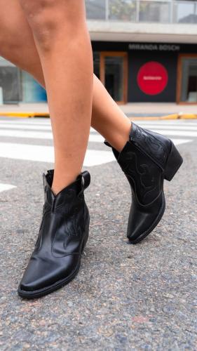 Texanas Cortas con Bordados en Relieve Mara Negro