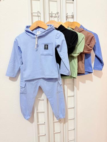 Remera Manga Larga de Bebe Lleva Capucha y Cargo en Joggin