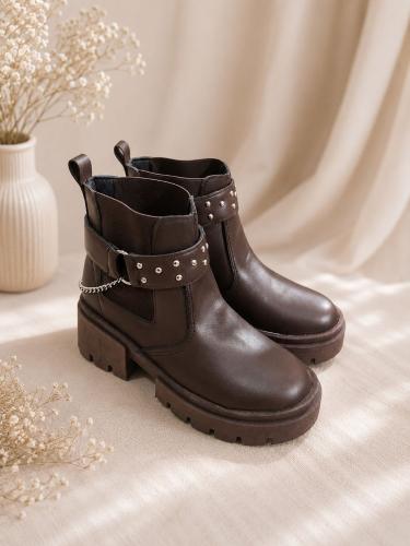 Bota con Taco Charlotte Bordada con Tachas - Miniatura 2