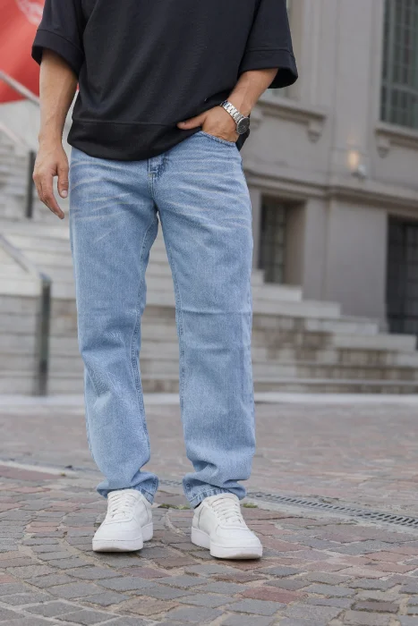 Pantalon Mom Celeste con Bigote