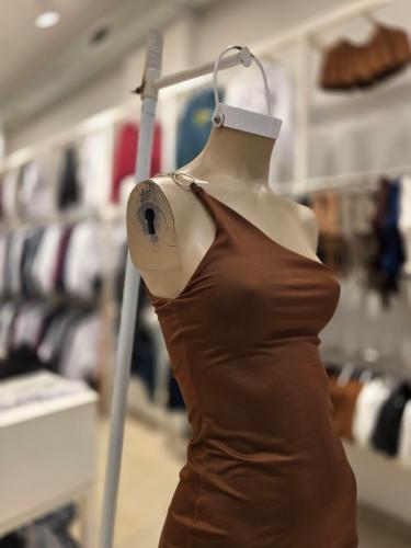 Vestido un Hombro con Cadena - Miniatura 2