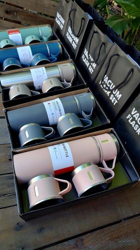 Termo con 3 Tazas de Acero