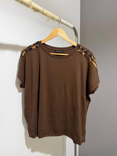 Remeras con Tiras Print Bordadas - Miniatura 3