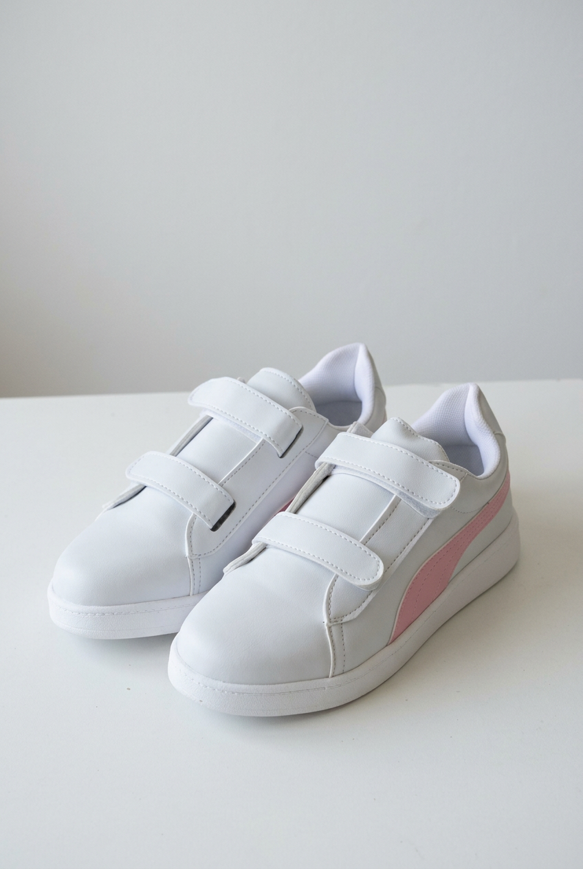 Zapatillas Infantiles Niña Nena Clasica Doble Abrojo Diseño Rosa - freepik__fotografa-de-unas-zapatillas-modernas-colocadas-so__64457.png